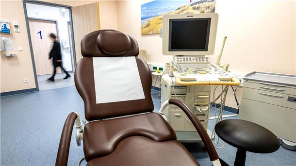 Gewaltschutzambulanz im Klinikum Reinkenheide: Start im Herbst geplant Ein Stuhl für gynäkologische Untersuchungen in der Gewaltschutzambulanz in Bremen.