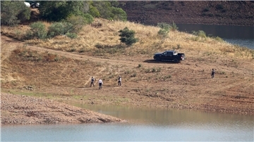 Ein Suchteam der Polizei durchkämmt das Ufer des Arade-Stausees in Spanien.