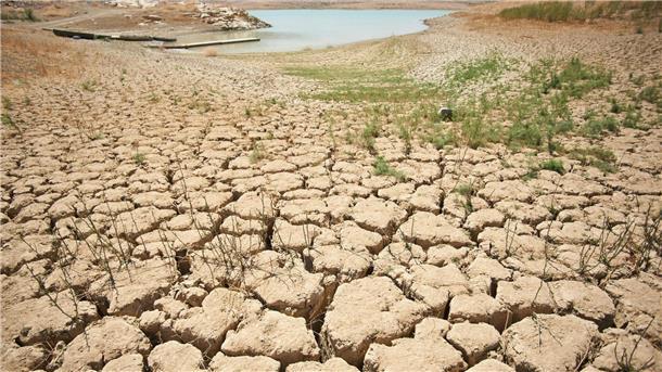 Ein Symptom des schlechten Zustands der Erde: von der Trockenheit zerklüftete und aufgerissene Erde an den Ufern des Viñuela-Stausees in Spanien.