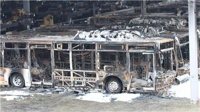 Ein Tag nach dem Feuer im Februar bei der Firma Alga in Sittensen: Rund 25 Busse sind in der Nacht auf dem Gelände des Nutzfahrzeughändlers ausgebrannt. Der Schaden: in Millionenhöhe. Ermittler gingen von Brandstiftung aus.