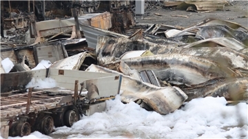 Ein Tag nach dem Feuer: So sah es bei der Firma Alga in Sittensen aus. Rund 25 Busse sind im Februar auf dem Gelände des Nutzfahrzeughändlers ausgebrannt. Der Schaden geht in die Millionen. Ermittler gehen von Brandstiftung aus und sehen eine Brandserie.