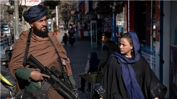 Ein Taliban-Kämpfer steht Wache (Archivfoto). Immer wieder kommt es in Afghanistan zu Einschüchterungen und willkürlichen Festnahmen.