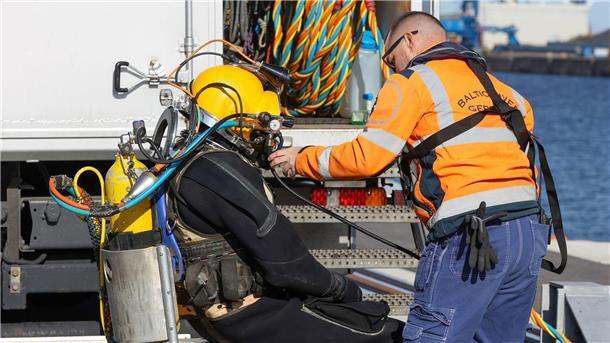 Großer Brandschaden auf Öltanker - Verpuffung an Bord? Ein Taucher macht sich im Rostocker Hafen startklar, um den Rumpf des nach einem Brand havarierten Öltankschiffes „Annika“ zu kontrollieren.