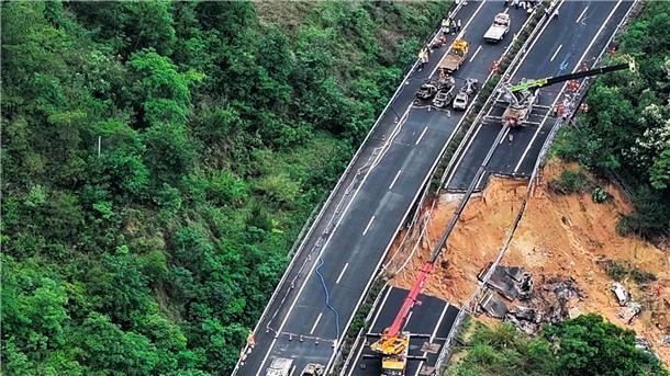 Viele Tote nach Autobahn-Einsturz in China Ein Teil der Fahrbahn stürzte den Hang hinab.