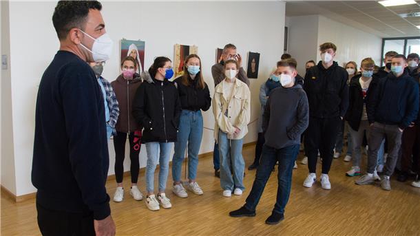 Ein Teil der in einer Zeltstadt Geflohener entstandenen Werke zeigte der Autodidakt bereits im März in der Eichenschule.