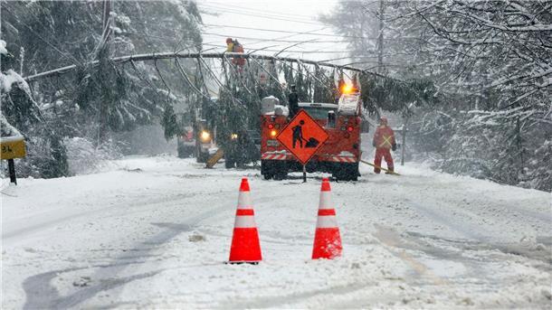 Heftiger Schneesturm im Osten der USA und Kanadas Ein Teil der Route 9 zwischen Falmouth und Cumberland in Maine ist nach heftigem Schneefall gesperrt.