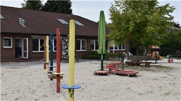 Das Foto zeigt den Außenbereich des Kindergartens in Schwei.