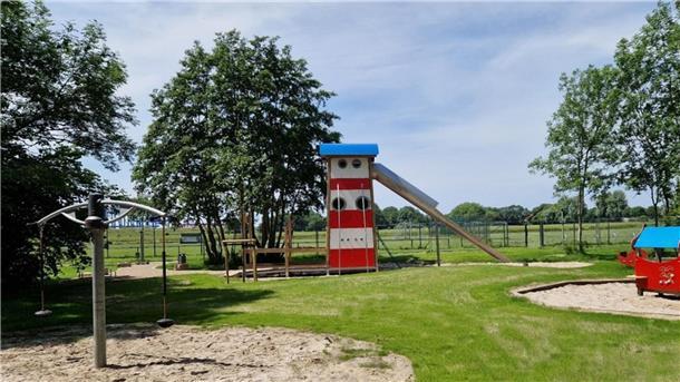 Leuchtturm mit Tunnelrutsche auf Spielplatz in Weddewarden eröffnet  Ein Teil des Spielplatzes „Schulpfad“ in Weddewarden wurde neu gestaltet. Hingucker ist der Leuchtturm mit Tunnelrutsche.