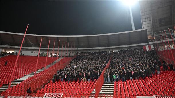 „Mich kotzt das an“: Stuttgarts Wehrle bekräftigt Kritik Ein Teil des Stuttgarter Fanblocks in Belgrad blieb am Mittwochabend leer.
