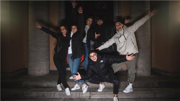 Ein Teil des Teams, das am Video-Dreh von „Blue Eyes“ beteiligt war (von links): Jule Neuhaus, Marie Jenzig, Keanu Frers, Tibet Nial, Alex Gottfried und Daniel Hein.