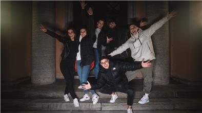 Ein Teil des Teams, das am Video-Dreh von „Blue Eyes“ beteiligt war (von links): Jule Neuhaus, Marie Jenzig, Keanu Frers, Tibet Nial, Alex Gottfried und Daniel Hein.