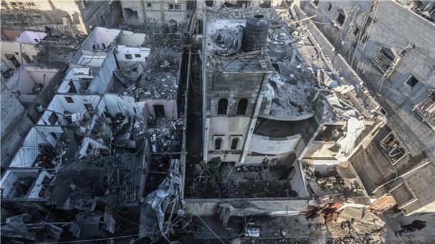 Ein Teil des Viertels Al-Amal in Chan Junis ist von israelischen Luftangruffen zerstört worden.