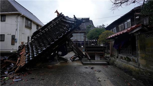 Ein Teil eines vom Erdebeben beschädigten Tempels im japansichen Wajima.