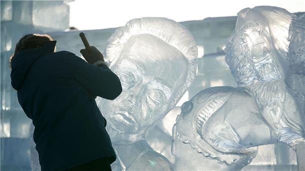 In Chinas „Eis-Stadt“ beginnt das Eisfestival Ein Teilnehmer des Wettbewerbs arbeitet an einer Eisskulptur in der Harbin Ice-Snow World.