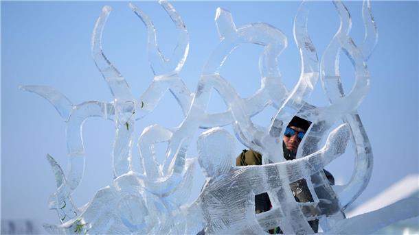 In Chinas „Eis-Stadt“ beginnt das Eisfestival Ein Teilnehmer des Wettbewerbs arbeitet an einer Eisskulptur beim Internationalen Eisskulpturenwettbewerb.