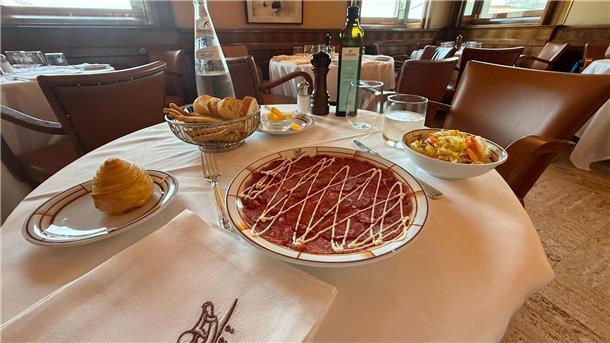 Wie ein Maler zum Speisekarten-Klassiker wurde Ein Teller Rindfleisch, ein Schüsselchen Eisbergsalat - sonst nichts.