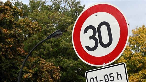 Tempo 30: Das ist der Stand in Hannover und Bremen Ein Tempo 30-Schild steht an einer Straße.