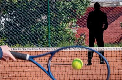 Ein Tennistrainer soll mindestens 14 seiner Schüler sexuell belästigt oder missbraucht haben.