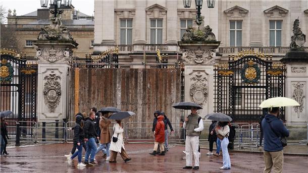 Ein Tor des Buckingham-Palasts ist notdürftig repariert, nachdem ein Auto in den Zaun gekracht war.
