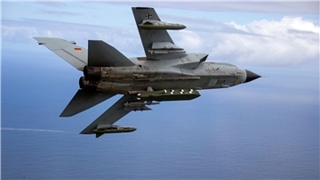 Ein Tornado-Kampfjet Tornado der Bundeswehr, der mit Lenkflugkörper Taurus bestückt ist, den die Ukraine gerne von Deutschland geliefert bekommen möchte.