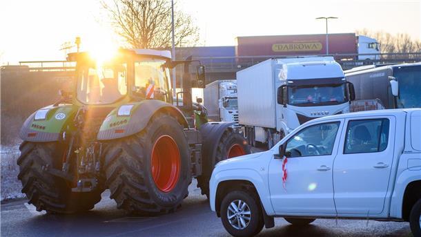 Cem Özdemir spricht mit Bauern in Ellwangen Ein Traktor blockiert die A2-Autobahnauffahrt Magdeburg-Rothensee in Richtung Hannover.