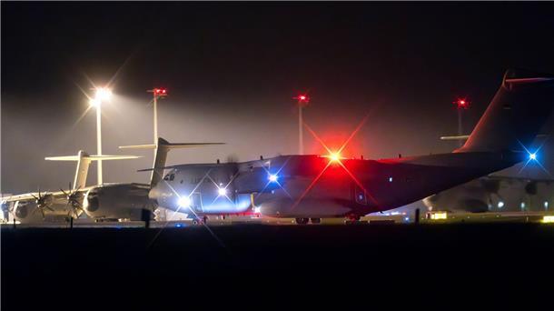 Ein Transportflugzeug vom Typ A400M der Luftwaffe landet am Fliegerhorst Wunstorf.