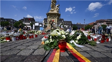 Ein Trauerkranz des Bundespräsidenten liegt auf dem Marktplatz in Mannheim.