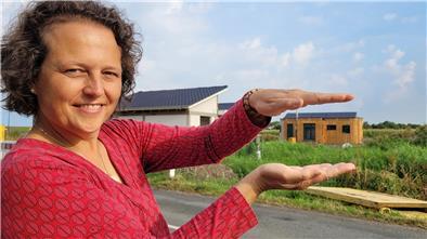Ein Traum in Klein: Christina Bleier vor ihrer Tiny-Haus-Siedlung in Cappel-Neufeld (Kreis Cuxhaven) und ihrem eigenen Minihaus.
