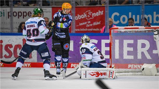 Pinguins melden sich mit Torfestival gegen den Meister zurück Ein Tor im Eishockey. Der Torwart der Berliner kann dem Puck nur noch hinterhersehen, nachdem Christian Wejse für die Fischtown Pinguins aus Bremerhaven abgezogen hatte.