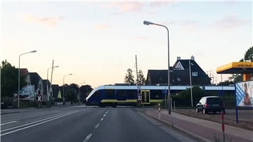 Ein Triebwagen der EVB fährt bei geöffneter Schranke über einen Bahnübergang an der B73 in Cuxhaven. Allerdings war die Situation wohl weitaus ungefährlicher, als es auf den ersten Blick aussah. Dem Triebfahrzeugführer war die Störung bekannt. Er fuhr auf Sicht und nur in Schrittgeschwindigkeit über die Straße. Außerdem gab es am frühen Morgen gegen 5 Uhr nur wenig Verkehr auf der B73.