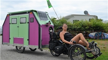 Ein Trike, ein Hund und ein Fahrrad-Wohnwagenanhänger machen Claudia Chomses Radlervergnügen perfekt.