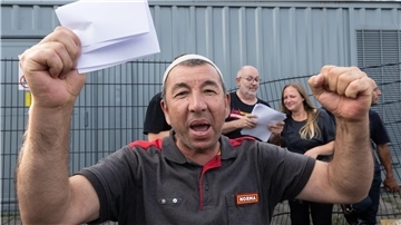 Ein Trucker jubelt auf der Raststätte Gräfenhausen, wo er seit mehr als zwei Monaten mit rund 80 anderen LKW-Fahrern für die Auszahlung seines Lohnes gestreikt hat.