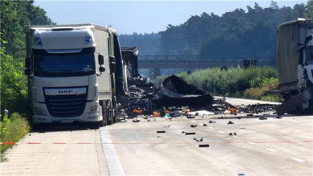 Lkw-Unfall: A2-Abschnitt Richtung Hannover noch gesperrt Ein Trümmerfeld: die A2 bei Theeßen.