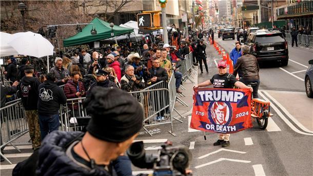Ex-Präsident vor Gericht - Anklage in 34 Punkten gegen Trump Ein Trump-Anhänger in Manhattan.