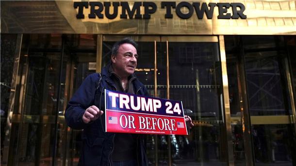 Republikaner nehmen möglichen Trump-Ankläger ins Visier Ein Trump-Anhänger steht vor dem Trump Tower in New York und zeigt seine Unterstützung mit einem Schild.
