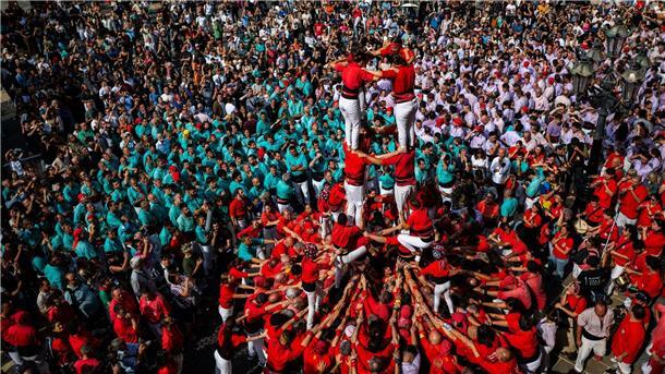 Bilder des Tages Ein Turm aus Menschen entsteht beim „Castellers“-Tag im Rahmen des La Mercè-Festival in Barcelona.
