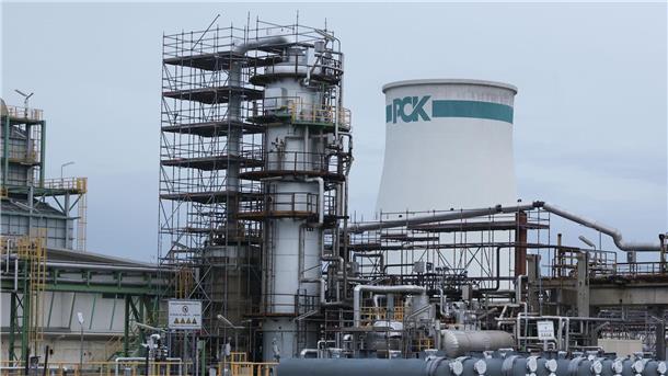 Erneuerte Pipeline soll mehr Erdöl nach Schwedt bringen Ein Turm mit einem „PCK“-Logo ist auf dem Gelände der PCK-Raffinerie zu sehen.