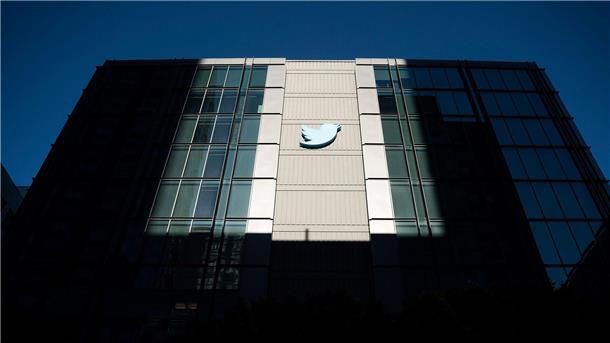 Ein Twitter-Logo hängt an der Fassade des Unternehmenssitzes in San Francisco.