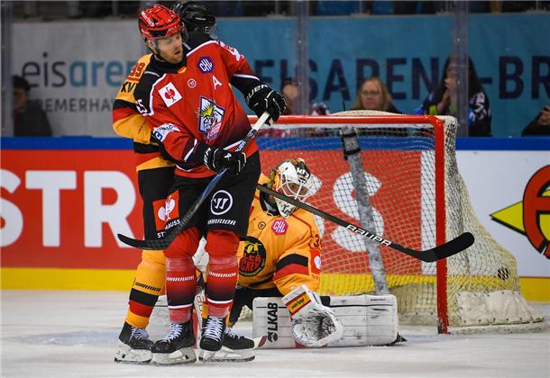 Ein typisches Powerplay-Tor der Pinguins. Christian Wejse ackert vor dem Tor, um dem Torhüter die Sicht zu nehmen. Und der von Jan Urbas abgefeuerte Puck zappelt im Netz.