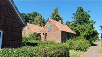 Ein Überbleibsel aus einem düsteren Kapitel deutscher Geschichte findet sich an der Gröpelinger Straße in Bad Bederkesa: das „Zwillingshaus“, zwei kleine Wohnhäuser für Fliegerwitwen.