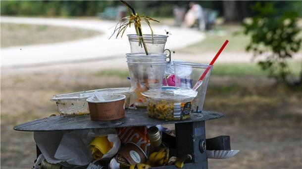 Mehrwegangebotspflicht große Herausforderung für Betriebe Ein übervoller Mülleimer mit Partymüll im Treptower Park in Berlin. Viele Gaststätten bieten ihrer Kundschaft laut Greenpeace noch immer keine Mehrweg-Verpackungen an.