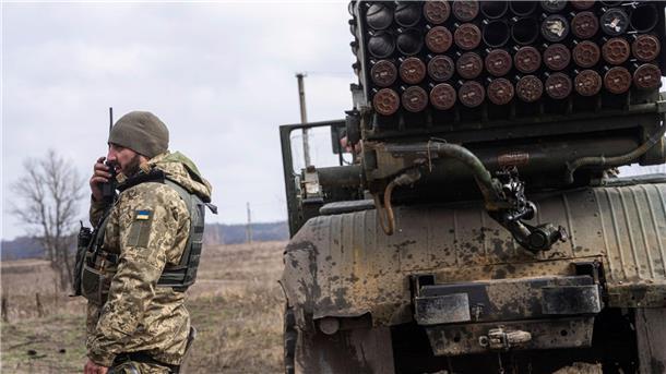 Krieg gegen die Ukraine: So ist die Lage Ein ukrainischer Fallschirmjäger steht nahe der Frontlinie bei Kreminna neben einem Raketenwerfer.
