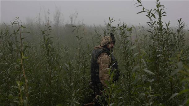 Krieg gegen die Ukraine: So ist die Lage Ein ukrainischer Marinesoldat geht durch ein Gelände an der Frontlinie nahe des Flusses Dnepr.