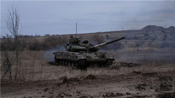 Ein ukrainischer Panzer in der Nähe von Bachmut.