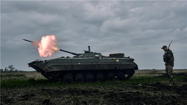 Ein ukrainischer Schützenpanzer feuert auf russische Stellungen in der Region Donezk.
