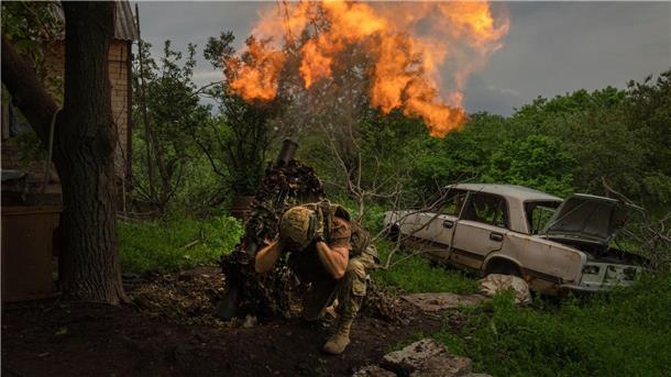 Krieg gegen die Ukraine: So ist die Lage Ein ukrainischer Soldat feuert am 28.05.2023 an der Frontlinie nahe Bachmut einen Granatenwerfer auf russische Stellungen.