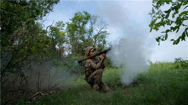 Krieg gegen die Ukraine: So ist die Lage Ein ukrainischer Soldat feuert auf russische Stellungen an der Frontlinie in der Region Donezk.