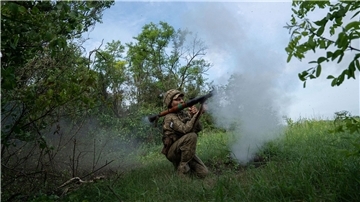 Ein ukrainischer Soldat feuert auf russische Stellungen an der Frontlinie in der Region Donezk.