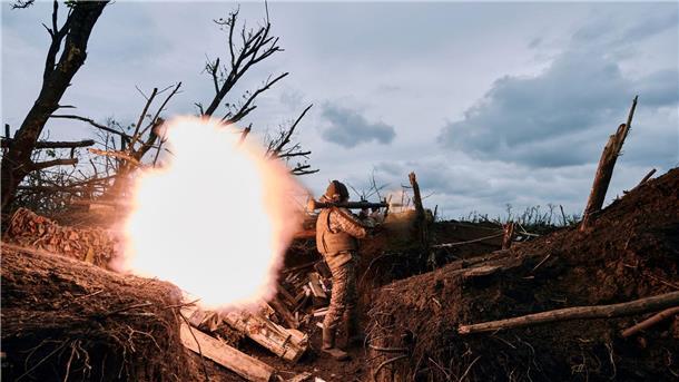 EU einigt sich auf Finanzierung von Waffen für Ukraine Ein ukrainischer Soldat feuert eine Panzerfaust auf russische Stellungen an der Frontlinie in der Nähe von Awdijiwka in der Region Donezk ab.
