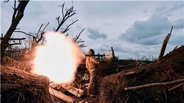 Ein ukrainischer Soldat feuert eine Panzerfaust auf russische Stellungen an der Frontlinie in der Nähe von Awdijiwka in der Region Donezk ab.